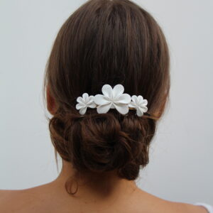 Barrette artisanale unique en argile polymère faite main, au rendu délicat inspiré par la porcelaine