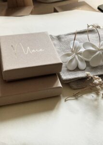 Carte cadeau Maïe Créations au design élégant pour offrir un bijou personnalisé et artisanal