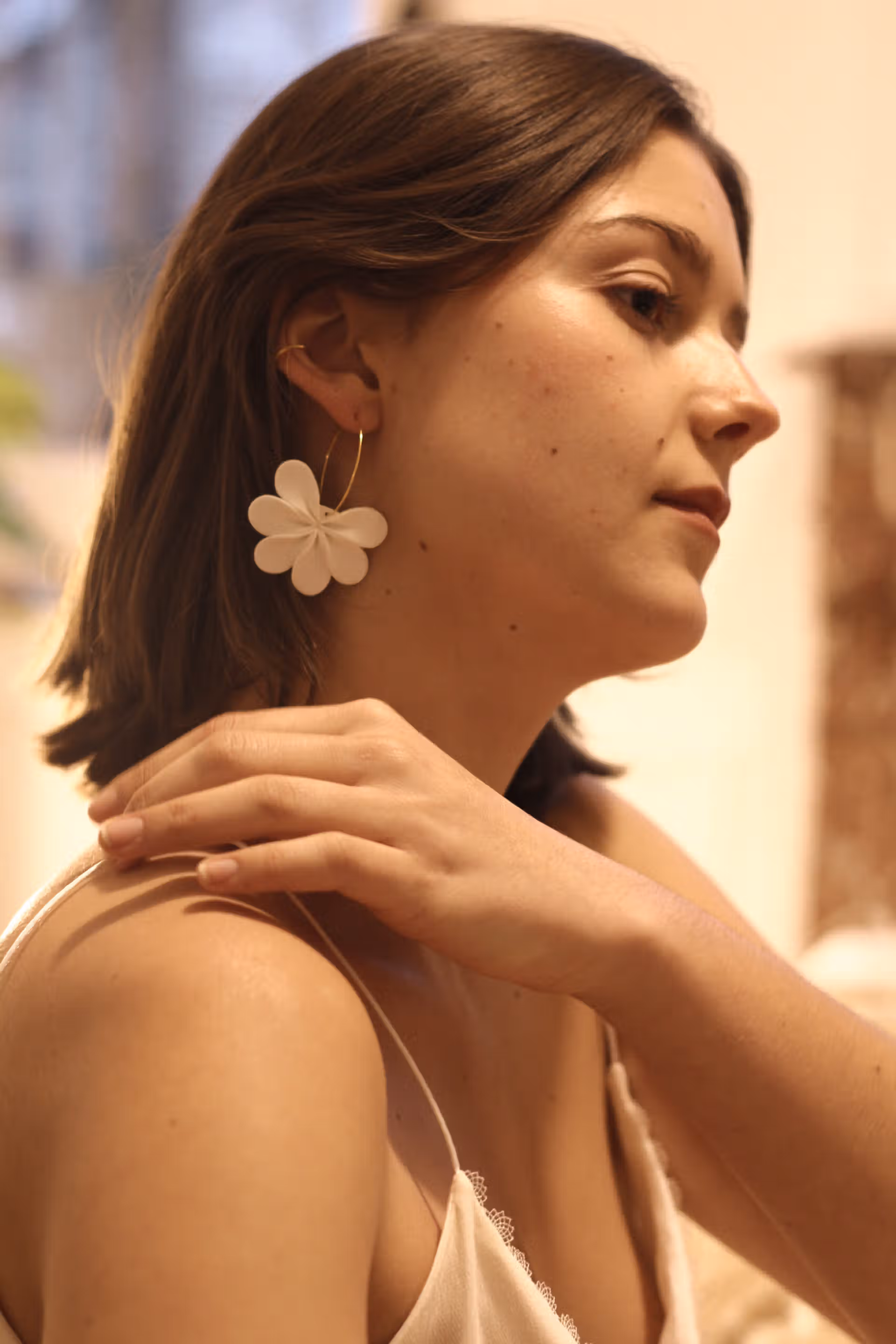 créoles Marceau , fleur blanche effet porcelaine légères et poétique