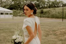 Illustration Maïe Créations représentant l’univers doux et poétique de bijoux artisanaux personnalisés, reflet du style fait main unique