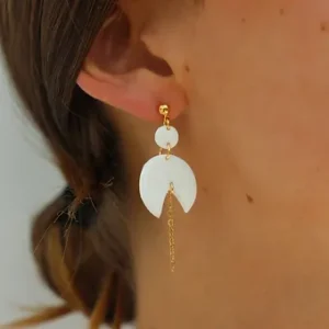 Boucles d’oreilles pendantes blanches effet porcelaine en argile polymère et plaqué or, bijou fait main porté sur oreille